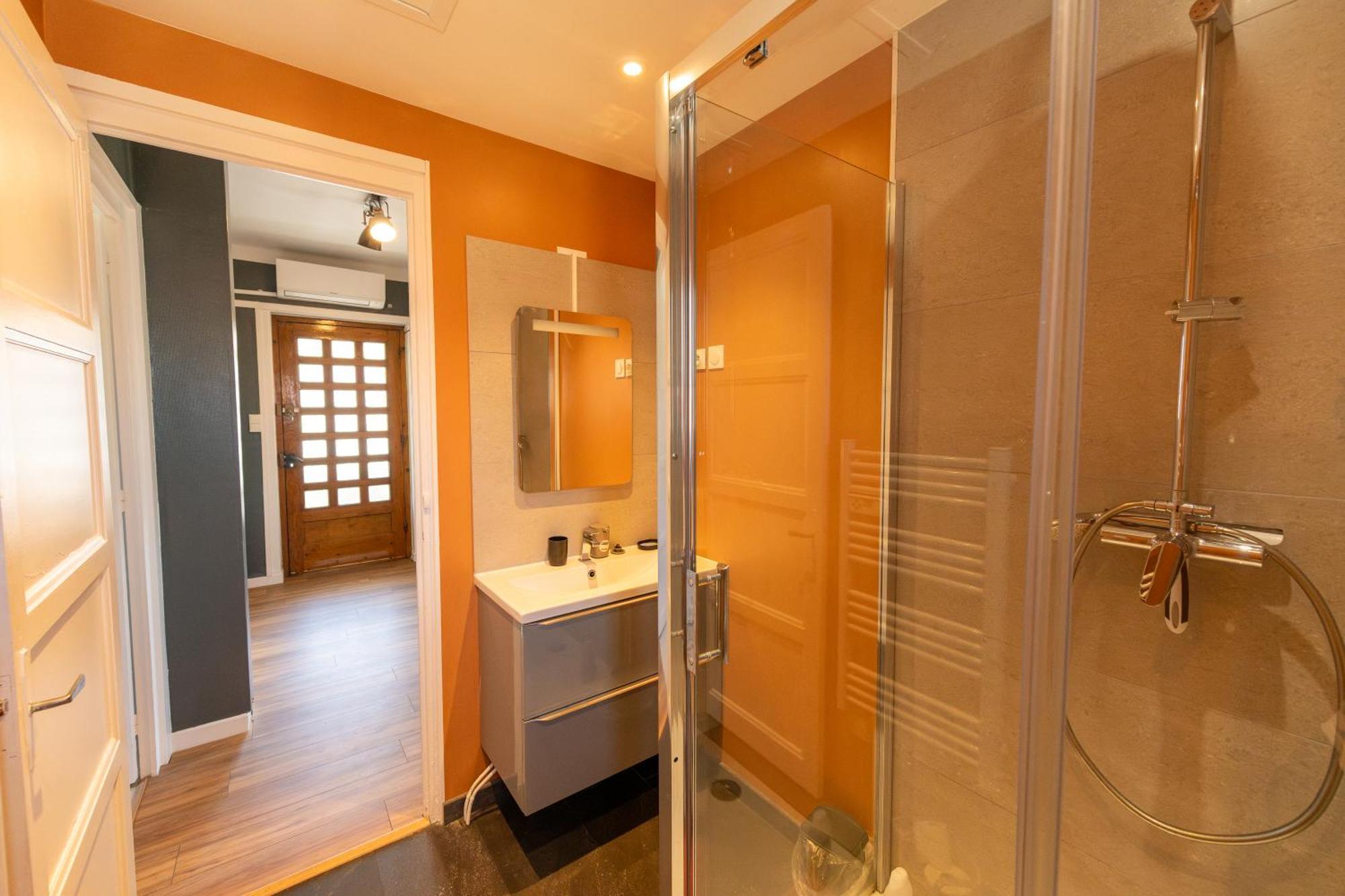 La Lyonnaise - Climatisation - Proche Lyon Et Commodites, Transports, Tout Equipe Apartment